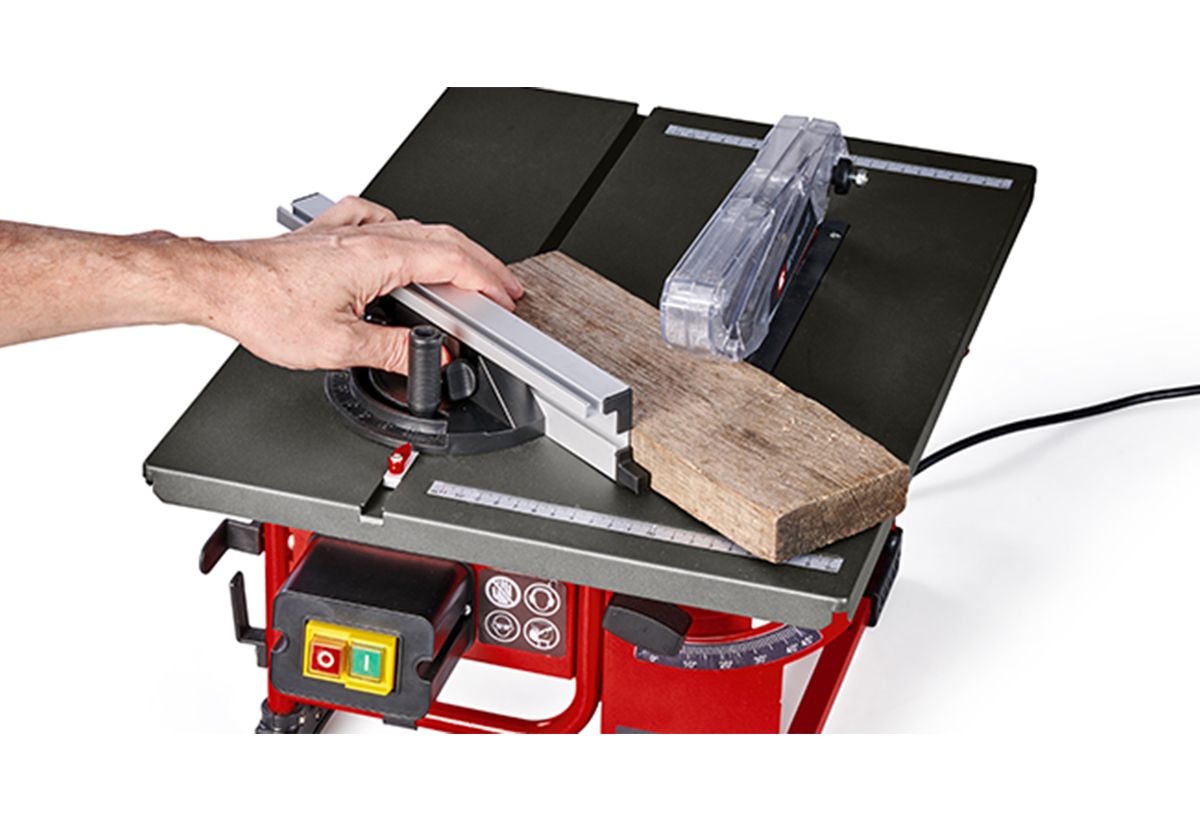 Απεικονίζεται η επεξεργασία ξύλου.